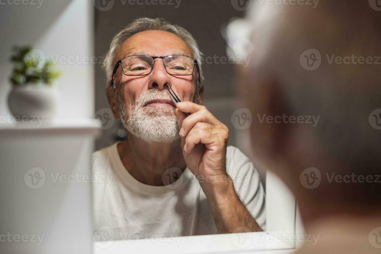 uma Senior homem arranca dele nariz cabelo foto