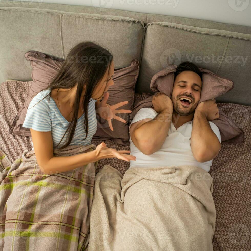 uma jovem casal tendo uma discussão foto