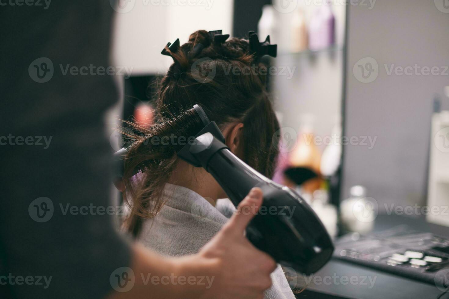 uma mulher às uma cabelo salão foto