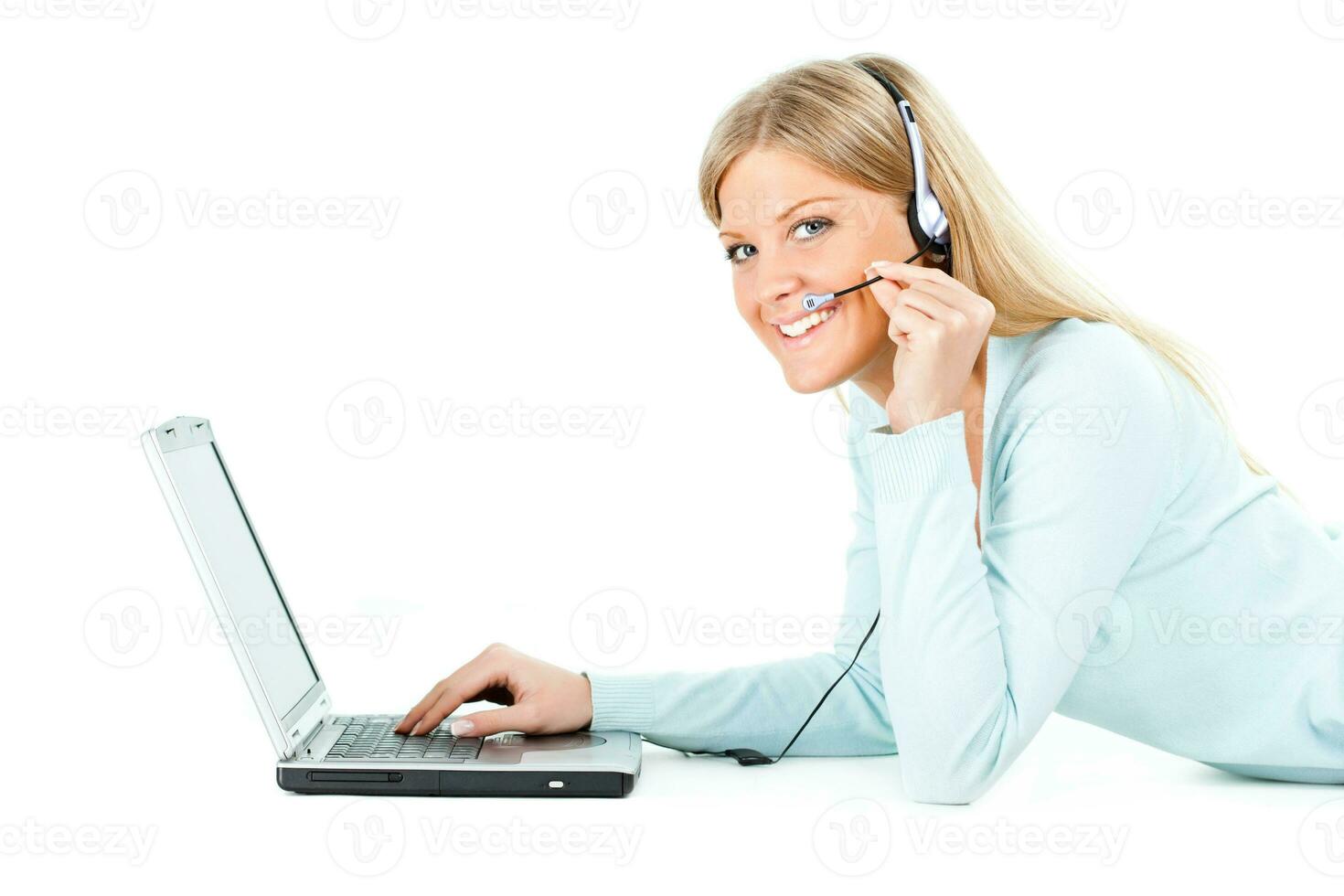uma mulher usando dela computador portátil foto