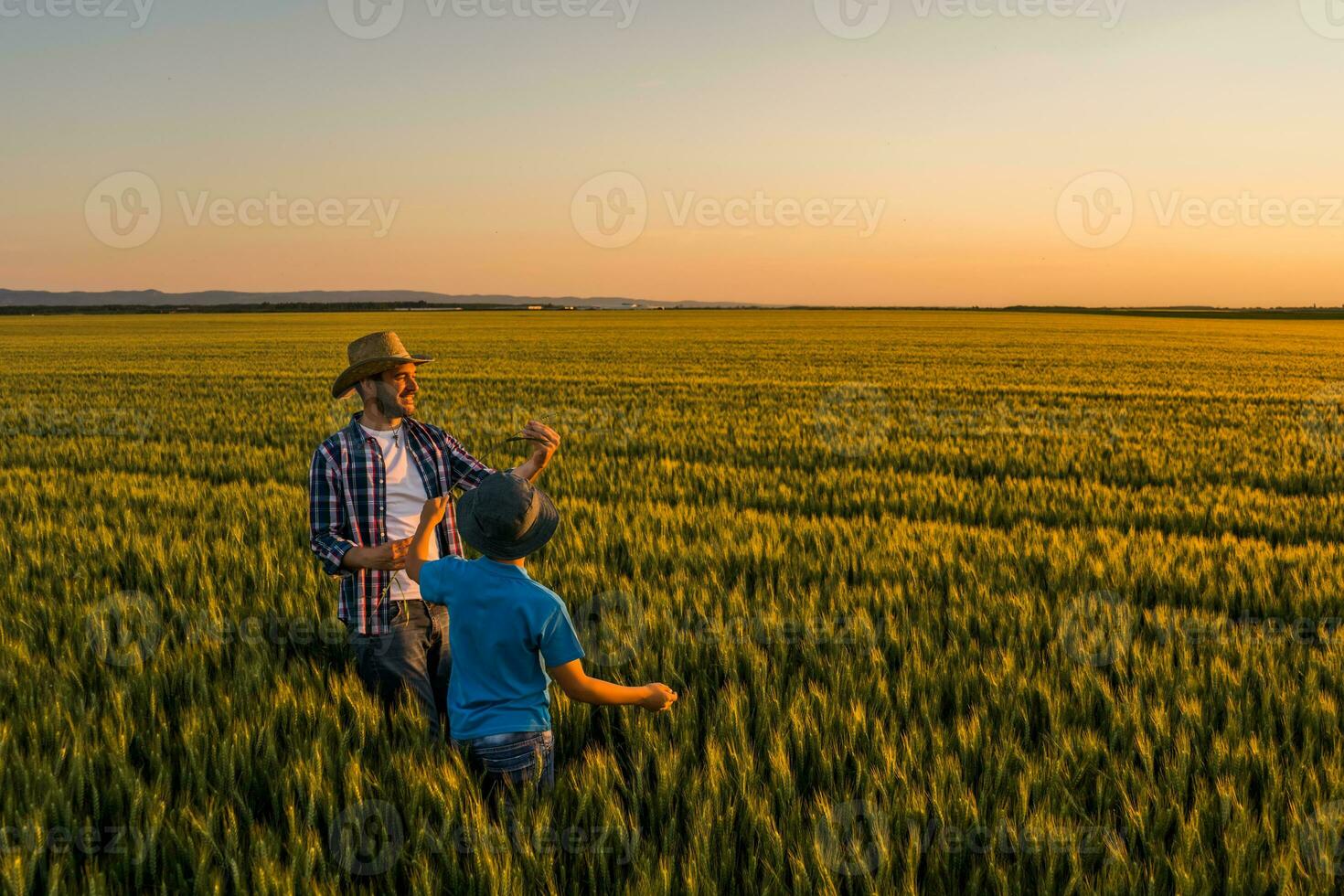 pai e filho em pé dentro uma trigo campo foto