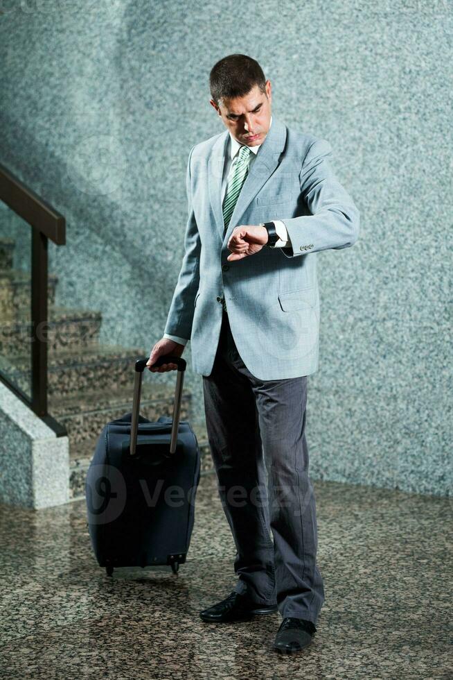 uma homem de negocios com uma viagem saco foto