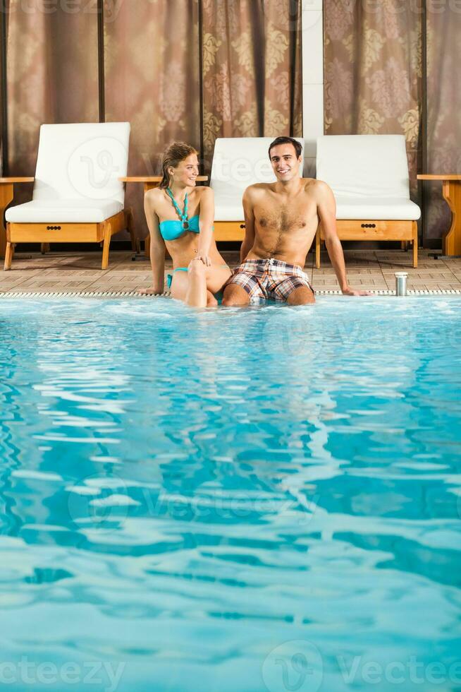 casal às a natação piscina foto