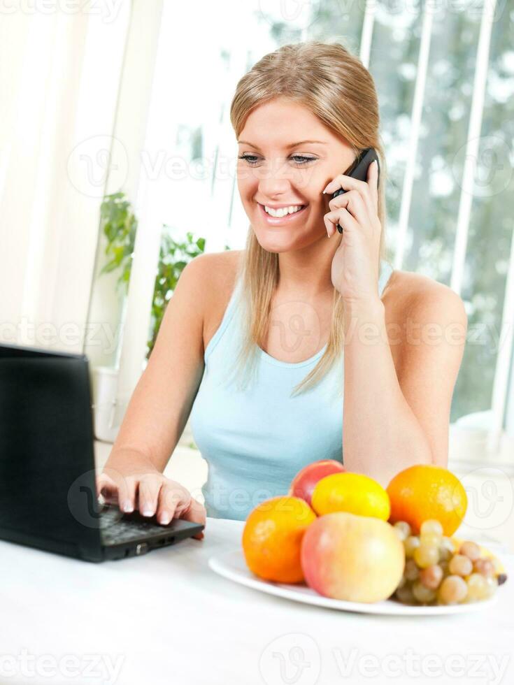 jovem Loiras mulher com fruta para saúde e bem estar conceito foto