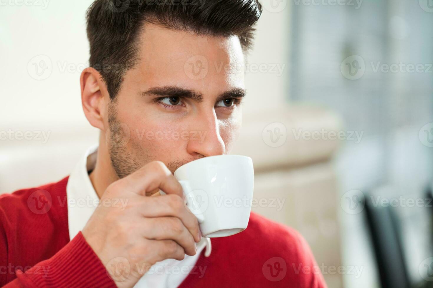 uma homem bebendo café foto