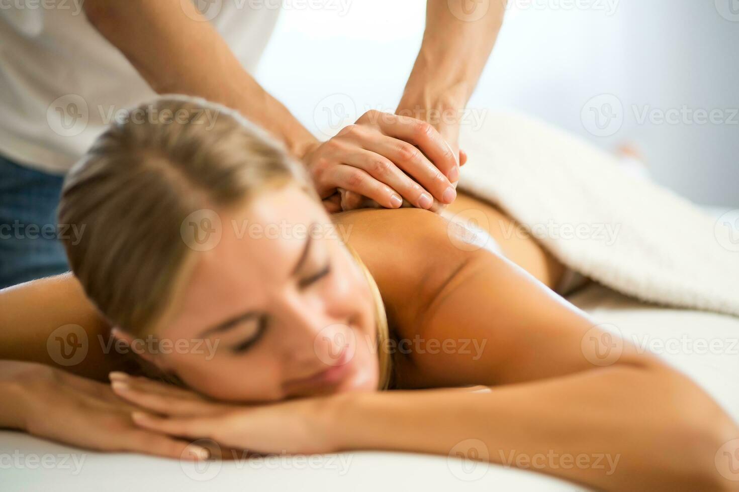 mulher desfrutando de uma massagem nas costas foto