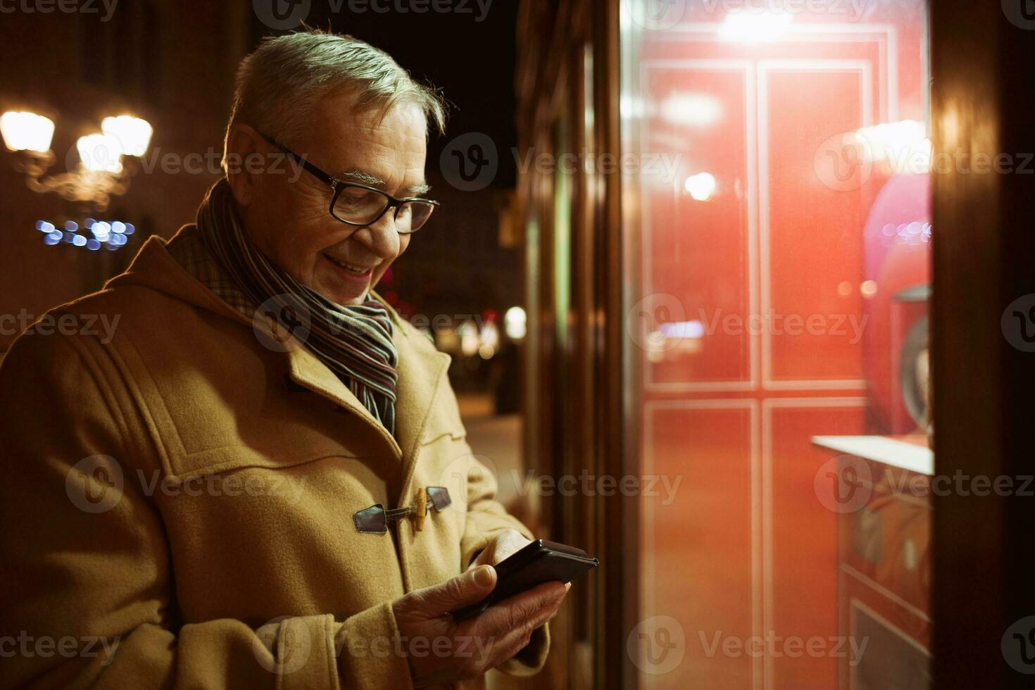 uma homem levando uma andar através a cidade foto