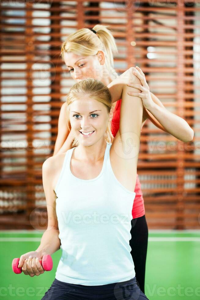 uma mulher fazendo fisica exercícios foto