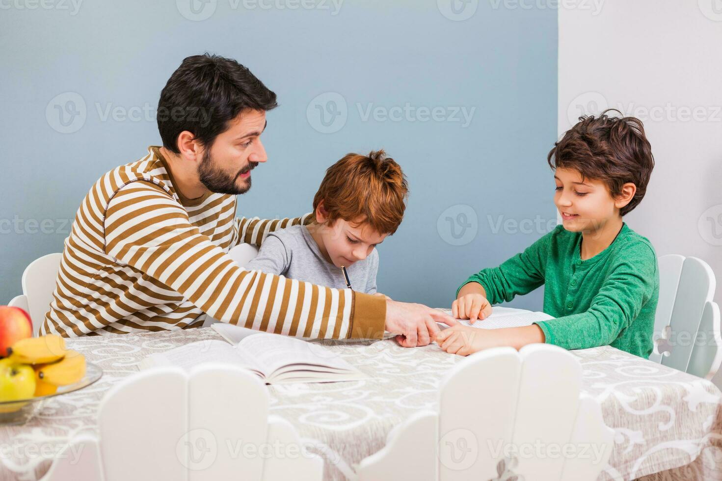 uma pai ajudando dele crianças com a dever de casa foto