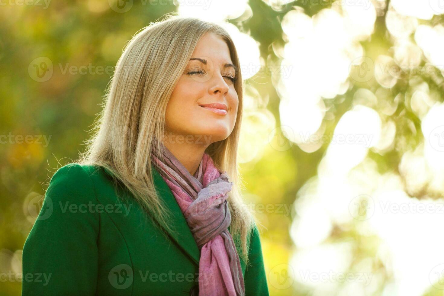 uma mulher relaxante dentro a parque foto