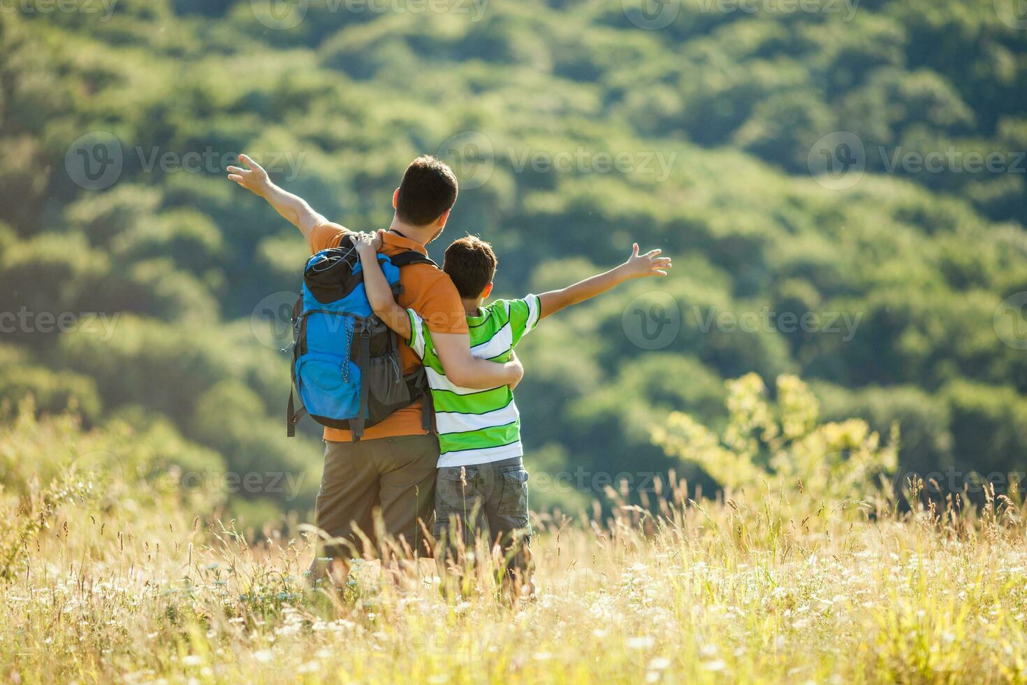 pai e filho caminhada foto