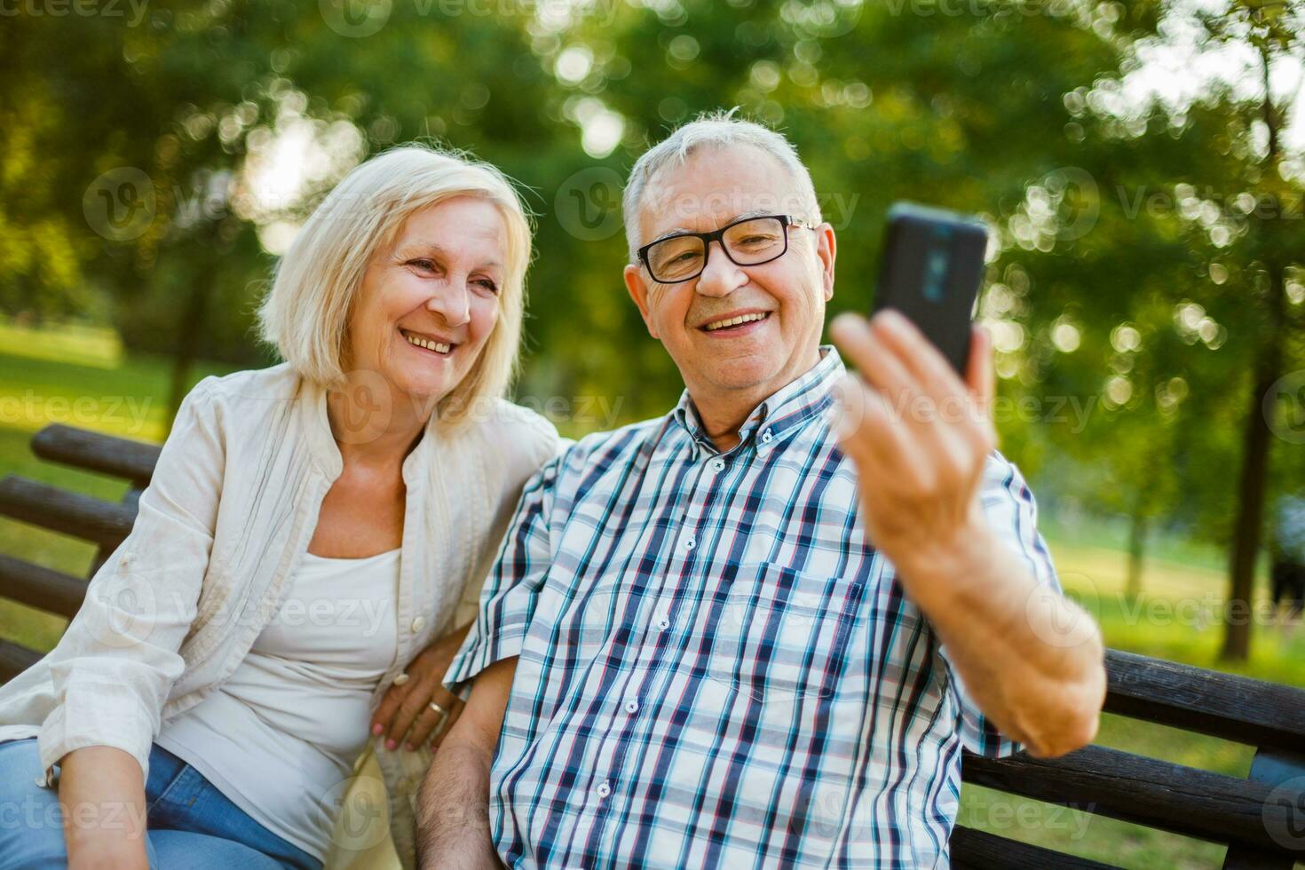 uma Senior casal gastos Tempo juntos dentro a parque foto