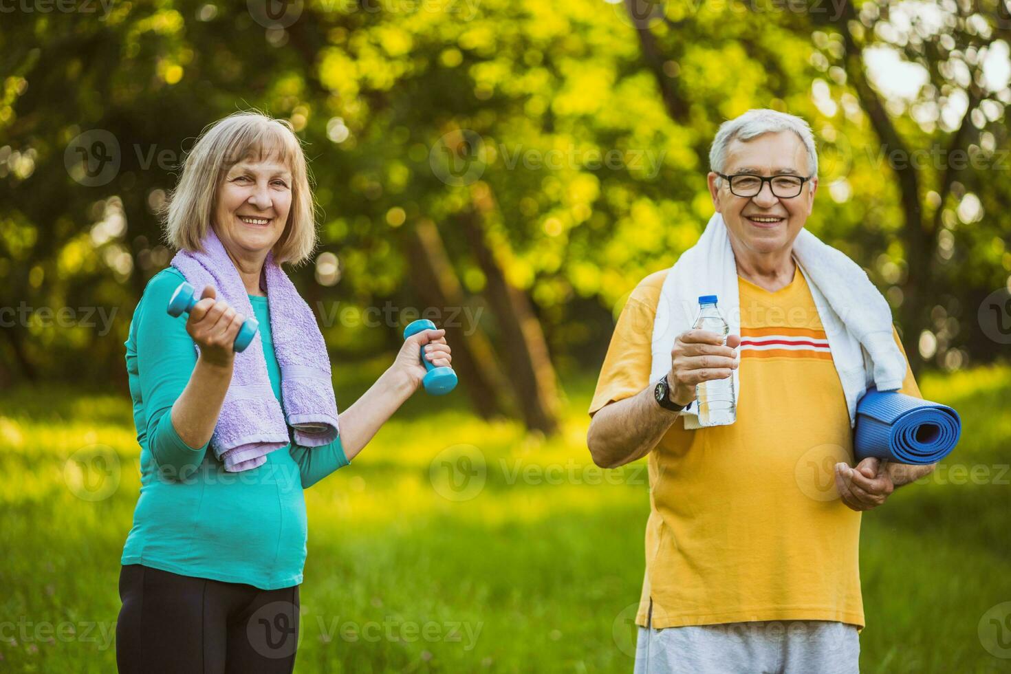 uma Senior casal fazendo fisica exercícios foto