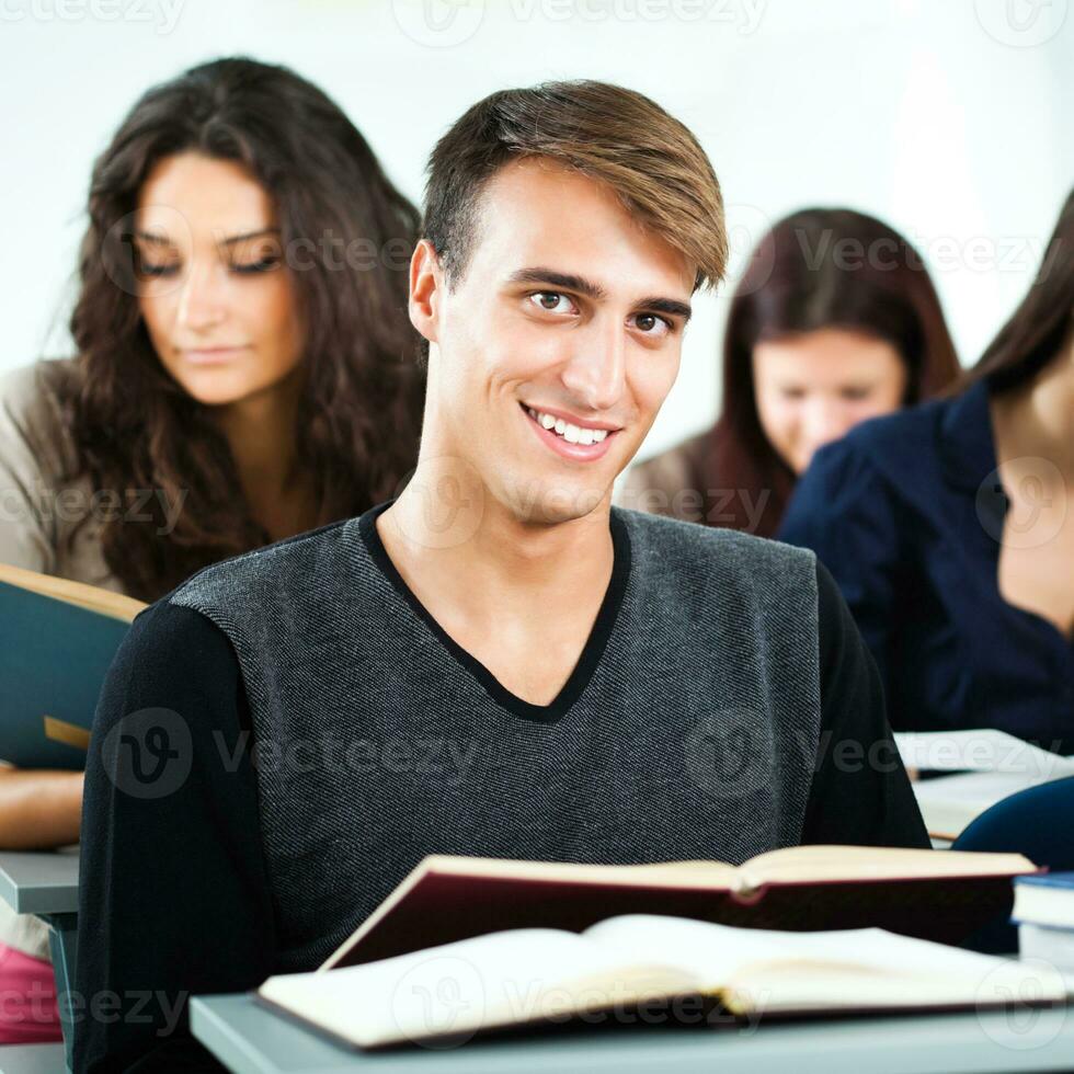 alunos dentro uma Sala de aula foto