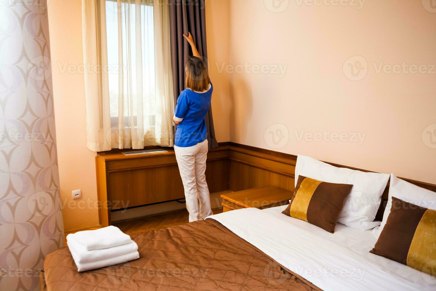 uma empregada trabalhando dentro uma hotel quarto foto