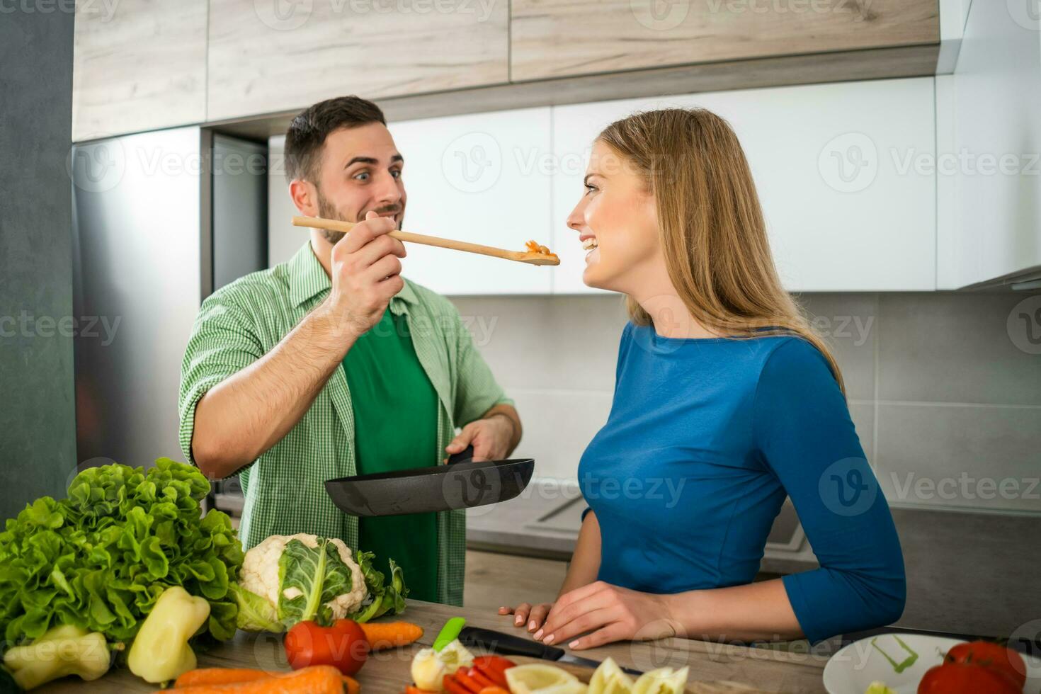 uma jovem casal cozinhando juntos foto