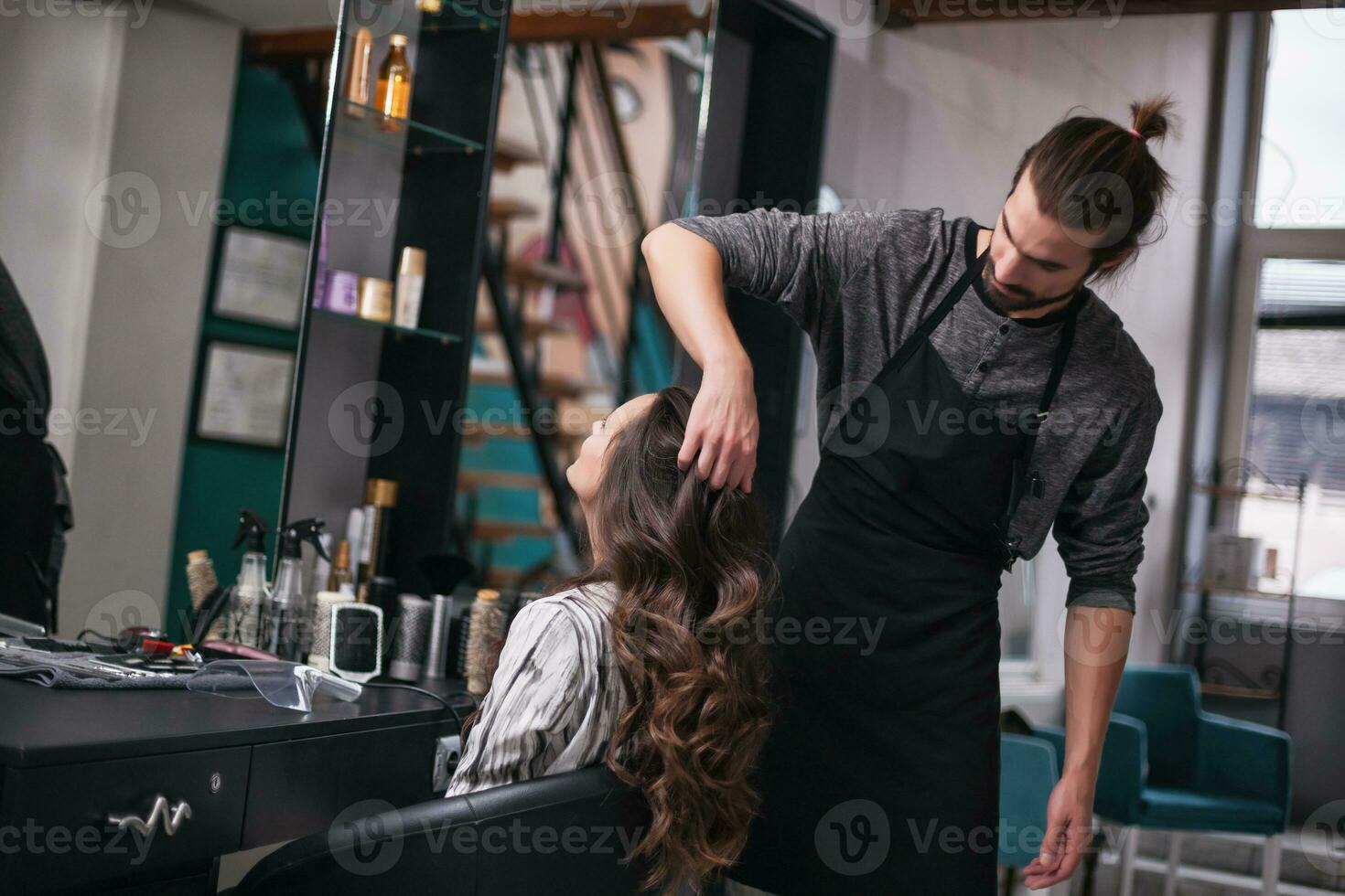 uma mulher às uma cabelo salão foto