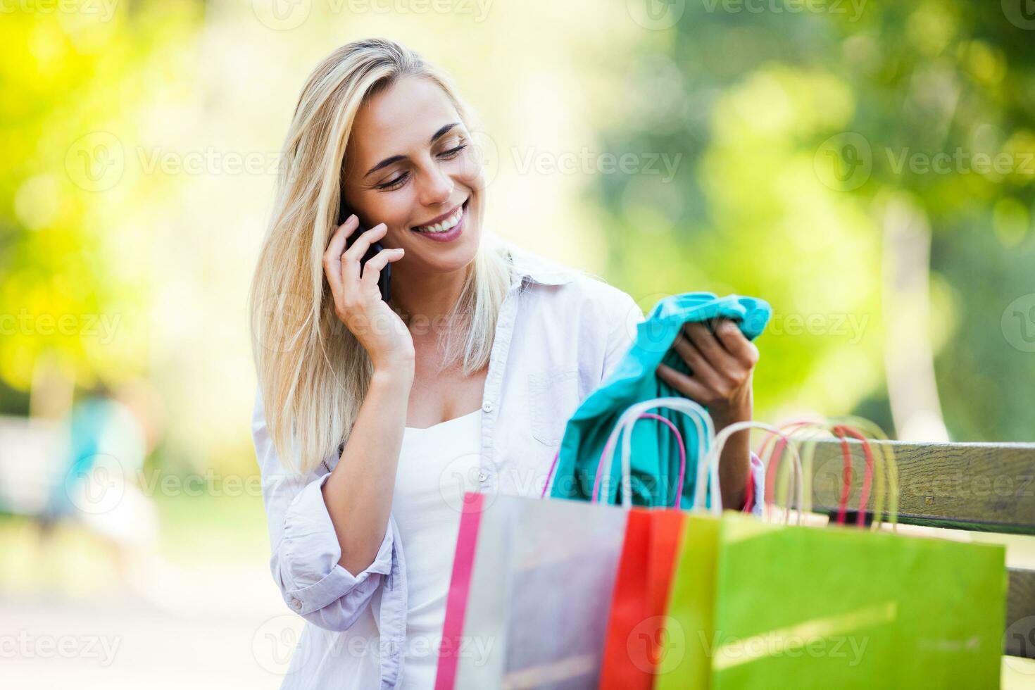 uma mulher com compras bolsas foto