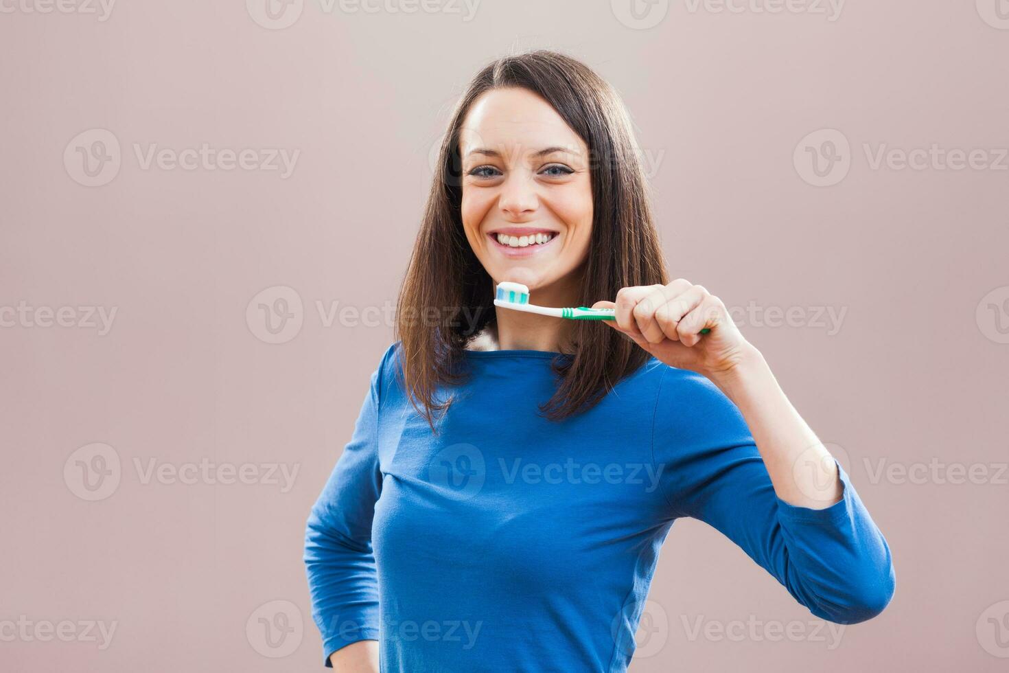 uma mulher levando Cuidado do dela dentes foto