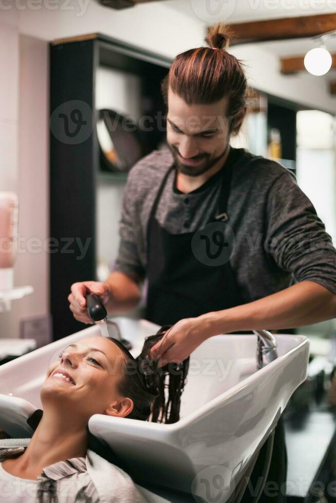 uma mulher às uma cabelo salão foto