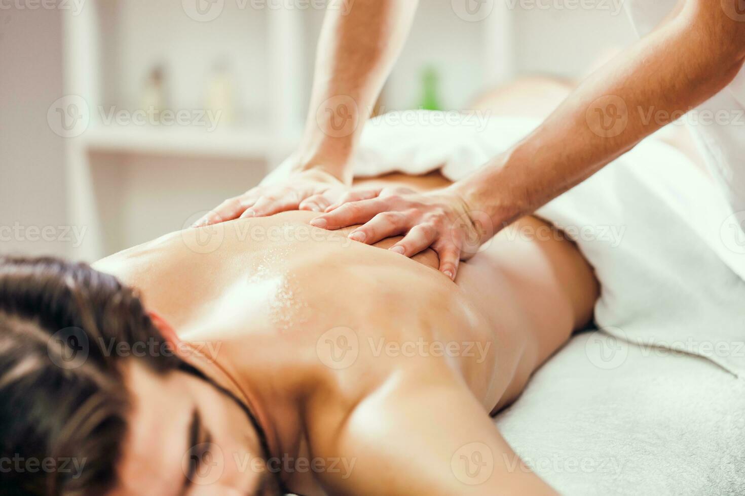 uma homem obtendo uma costas massagem foto