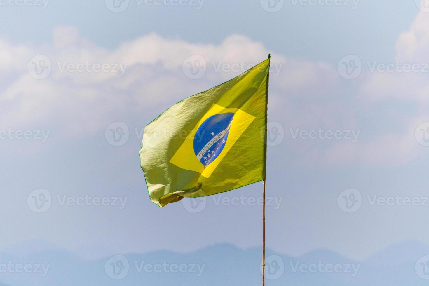 bandeira do brasil desbotada ao ar livre em praia do rio de janeiro foto