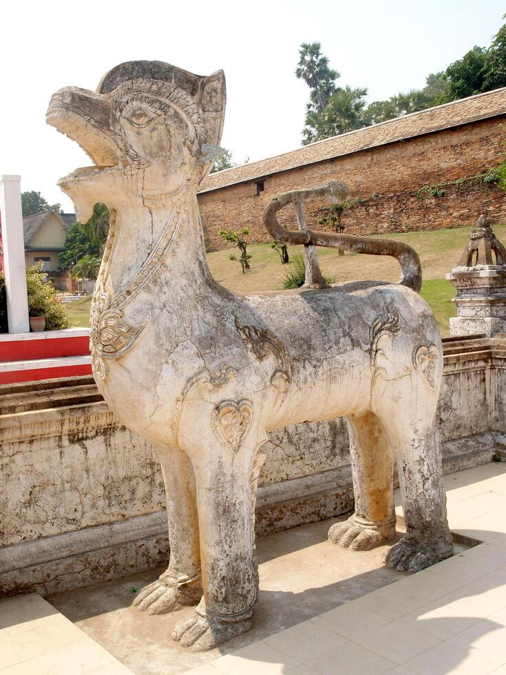 estátua antiga no templo wat phra kaew em bangkok foto