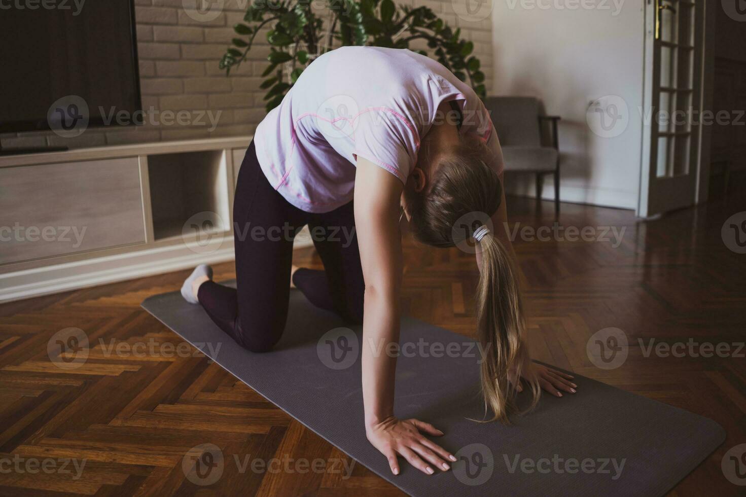 jovem mulher praticando pilates e ioga exercícios às casa foto