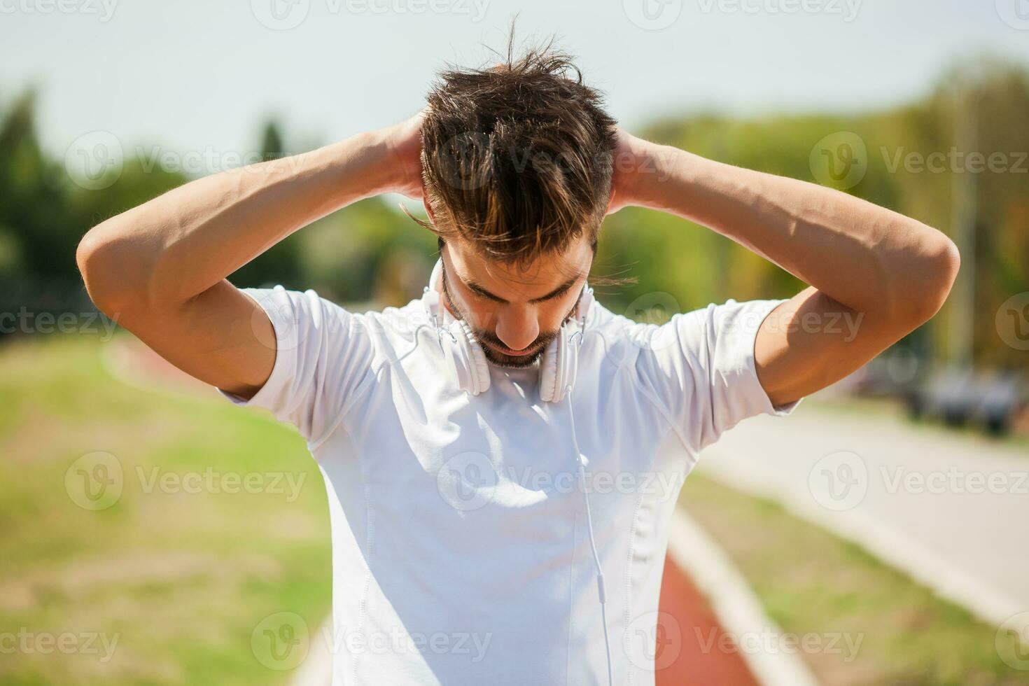 uma homem em uma corrida rastrear foto