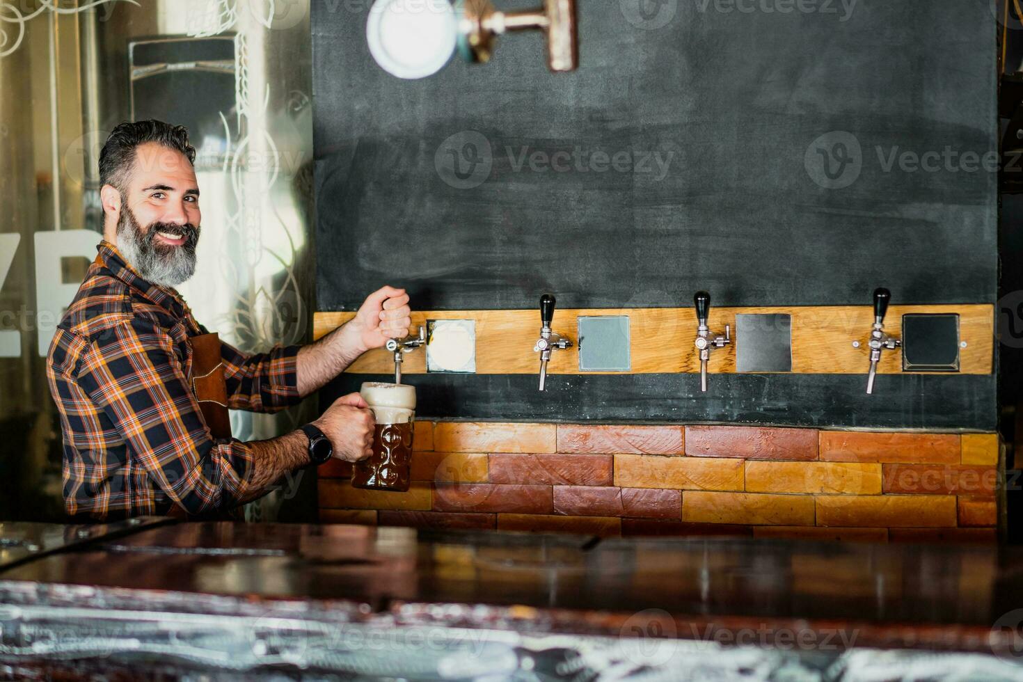 retrato do uma homem quem trabalho Como uma barman foto