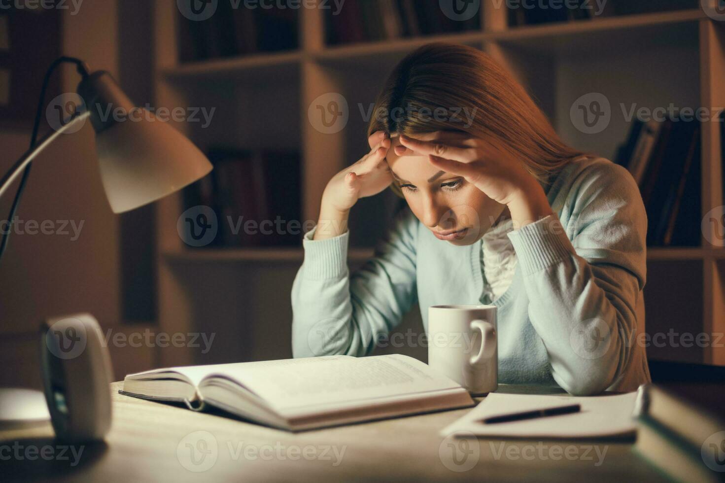 cansado Faculdade menina estudando atrasado noite às casa foto