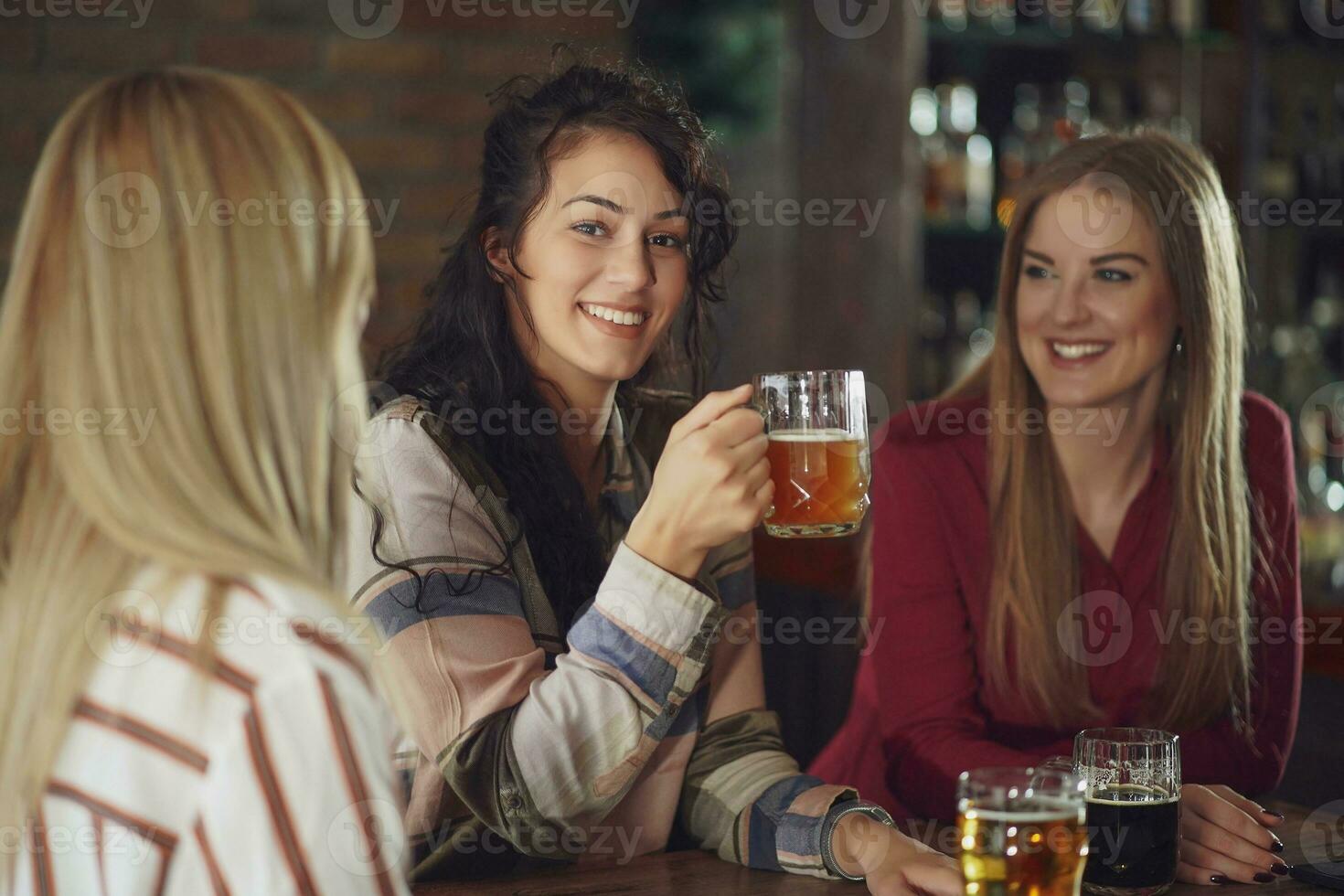 amigos tendo Diversão às a Barra foto