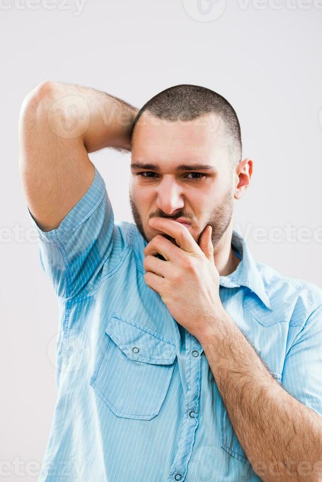 uma homem com azul camisa e suado axila foto