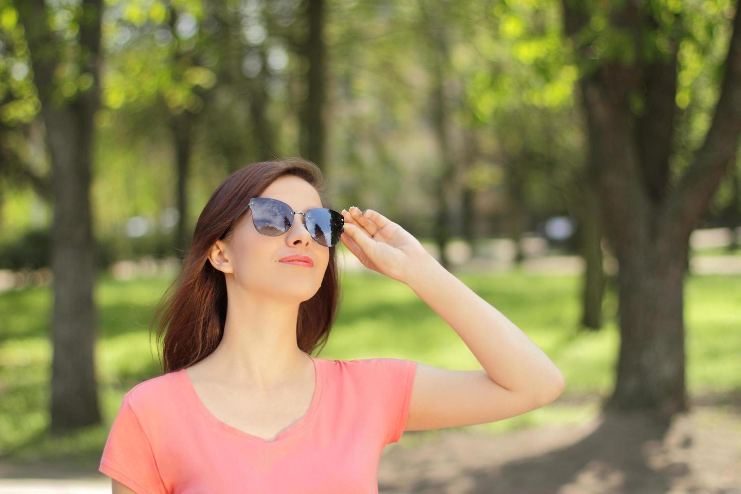 mulher usando óculos escuros em um parque foto