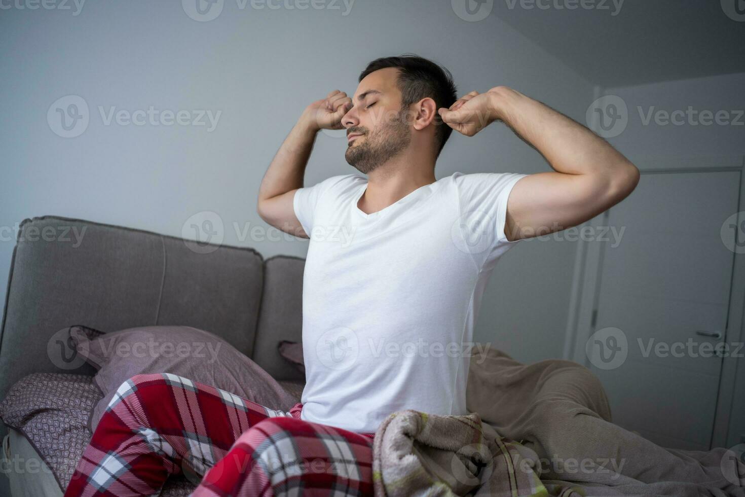 uma homem quem acorda acima dentro a manhã foto