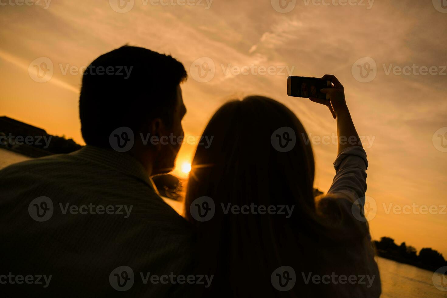 uma jovem casal sobre a pôr do sol foto