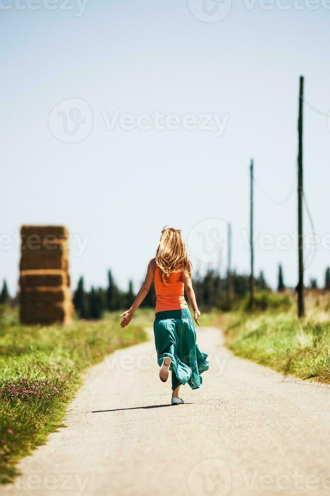 uma mulher em a estrada foto