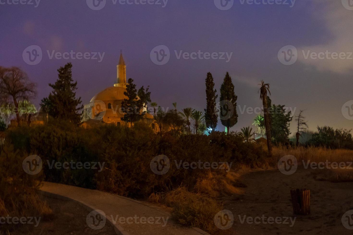 hala sultan tekke captura noturna na margem do lago salgado de larnaca em chipre foto