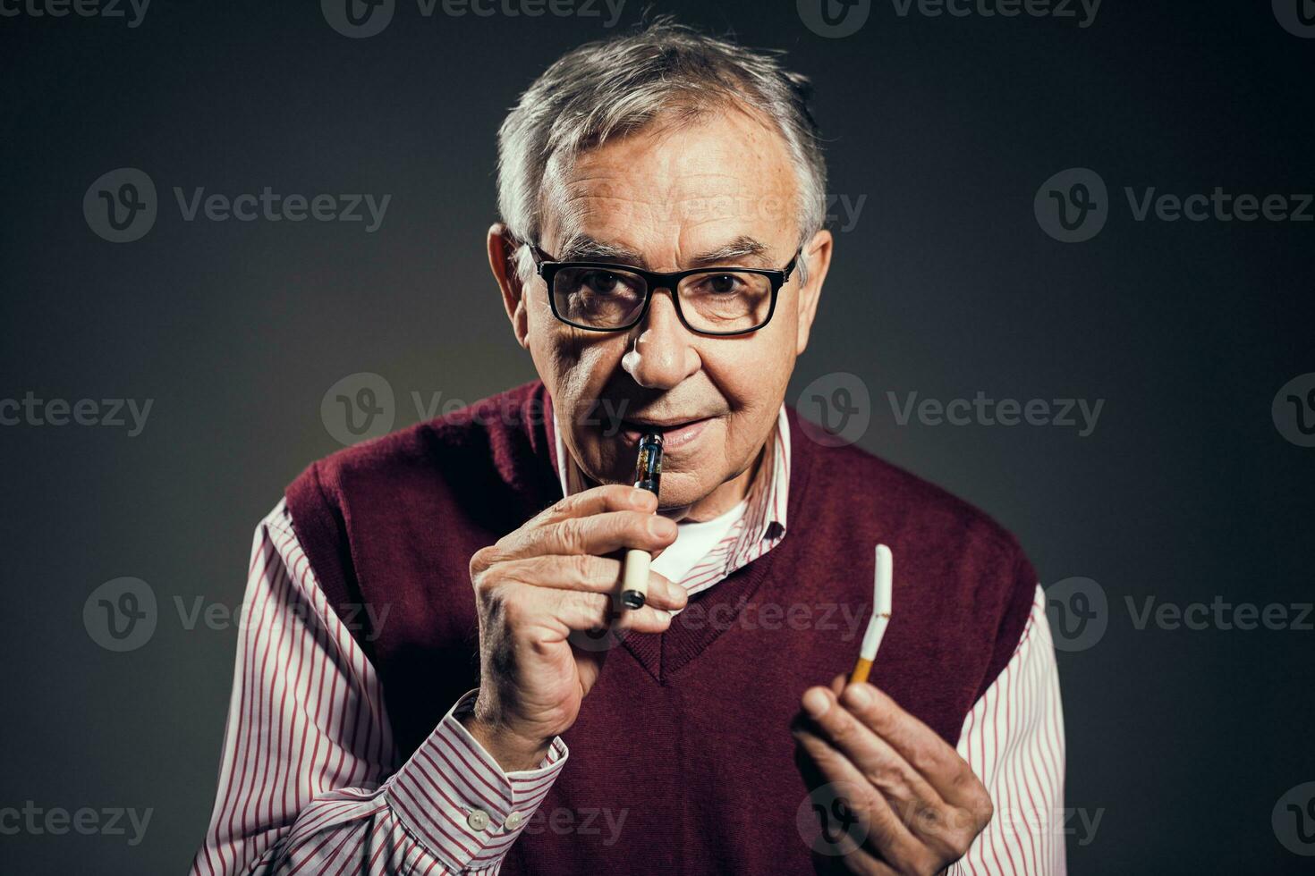 uma homem fumar a eletrônico cigarro foto