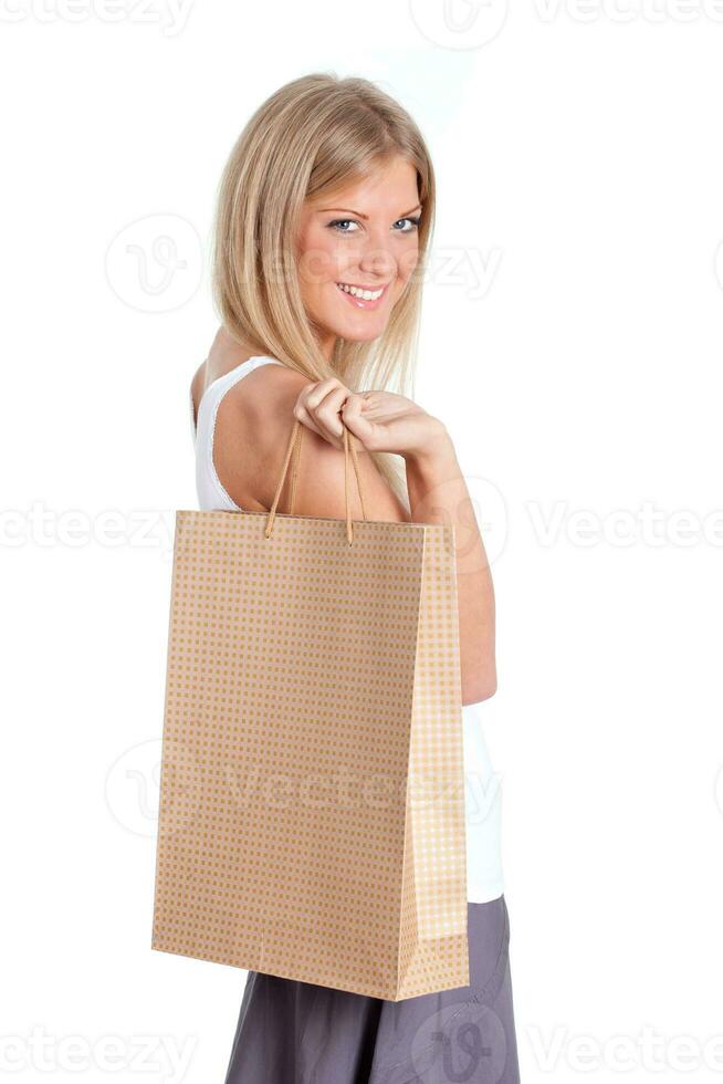 uma mulher com compras bolsas foto
