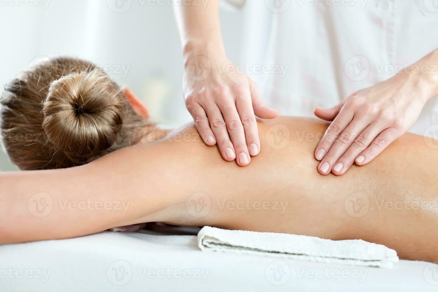 uma mulher recebendo uma massagem foto