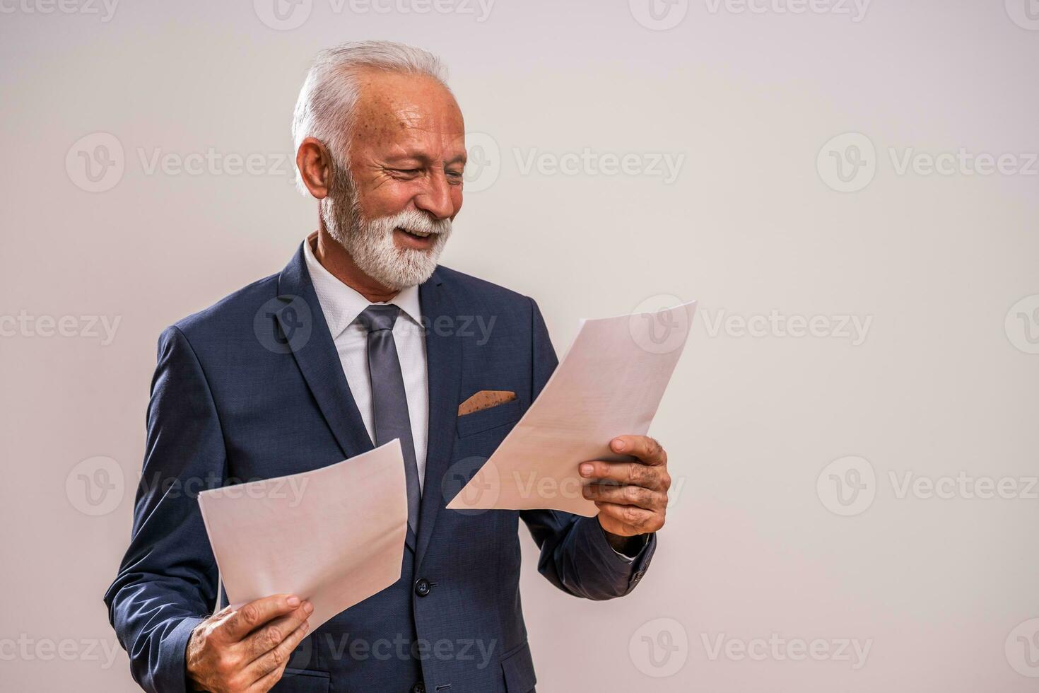 retrato do uma feliz Senior homem de negocios foto