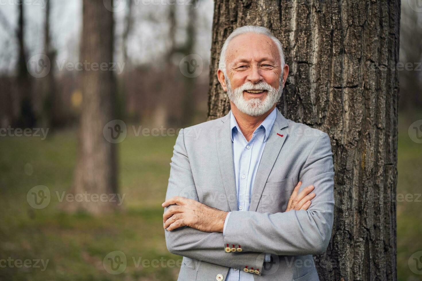 retrato do uma Senior homem de negocios foto