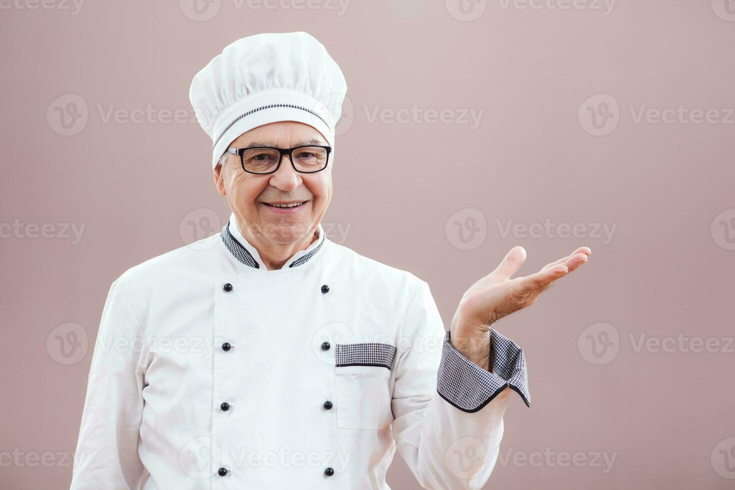 retrato do uma Senior chefe de cozinha foto