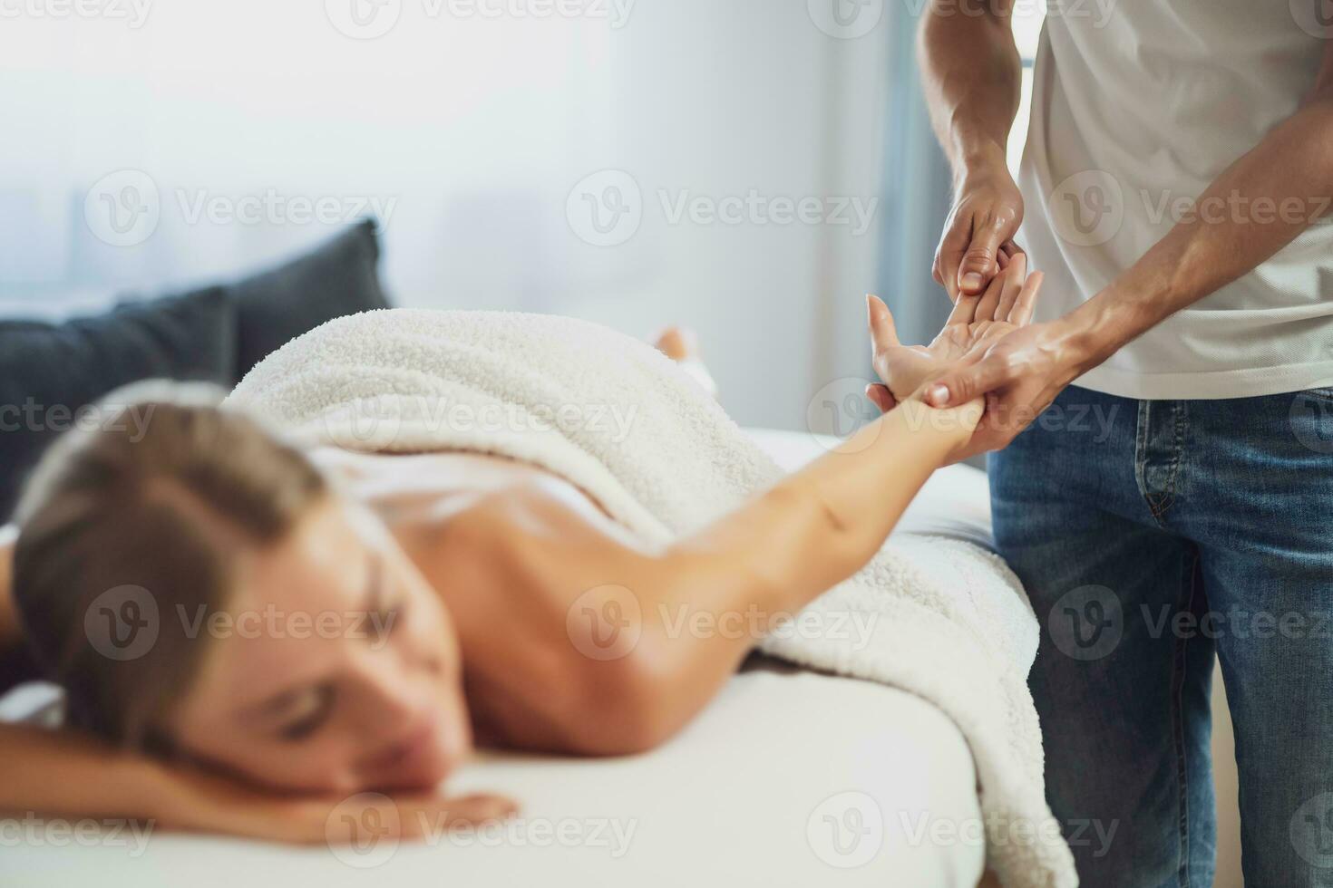 mulher desfrutando uma mão massagem foto