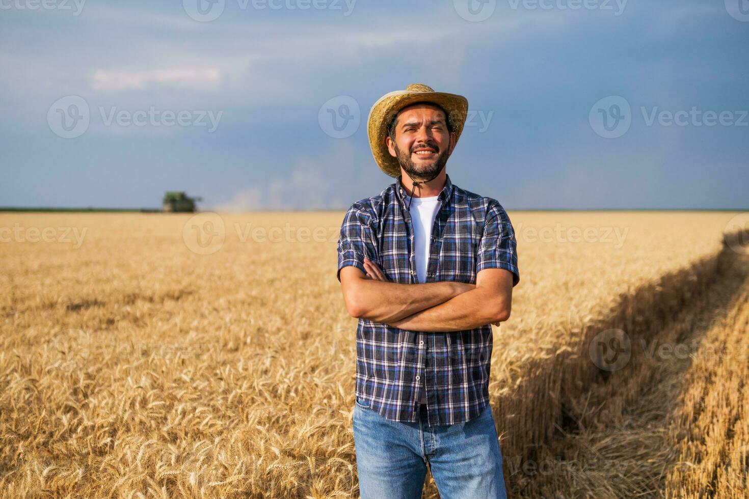 uma agricultor em pé dentro uma trigo campo foto