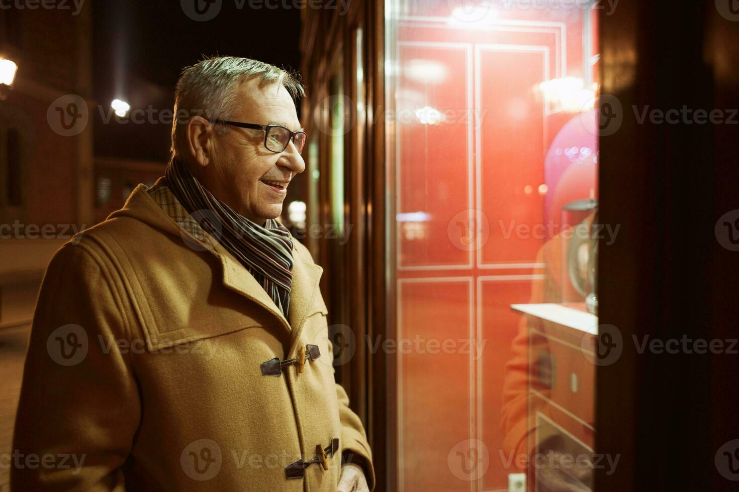 uma homem levando uma andar através a cidade foto