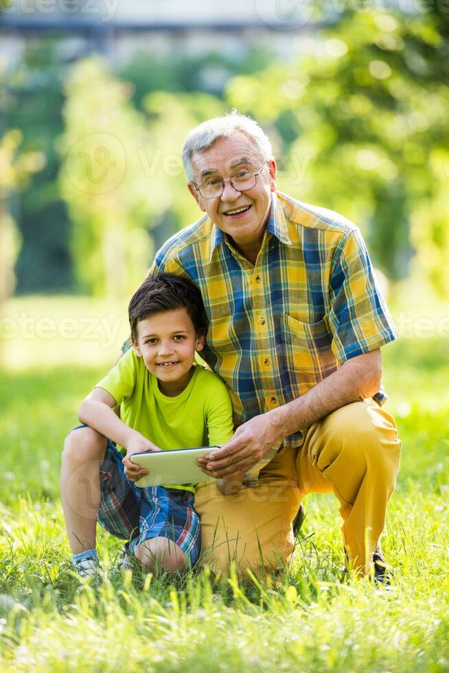 avó e sobrinho gastos Tempo ao ar livre foto