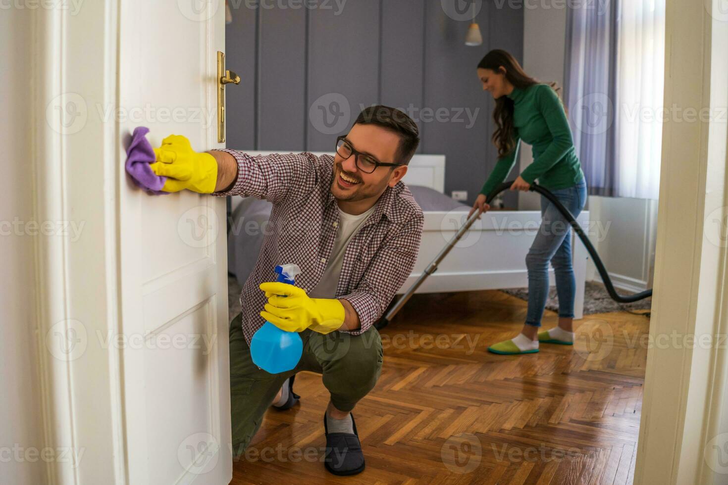 jovem casal é limpeza seus apartamento foto