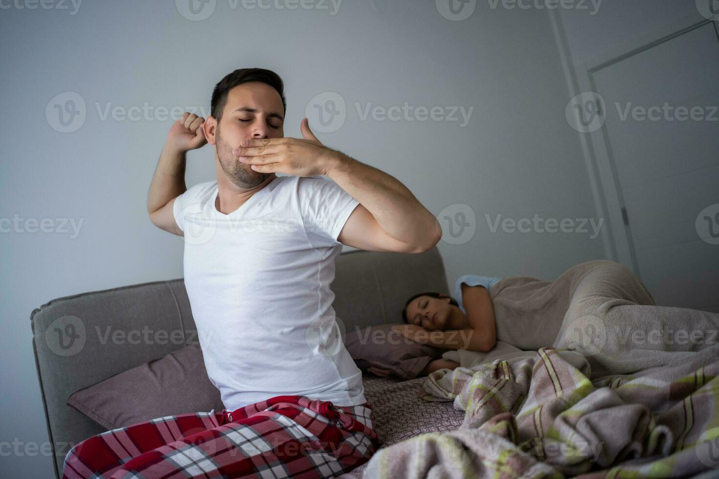 uma homem quem acorda acima dentro a manhã foto